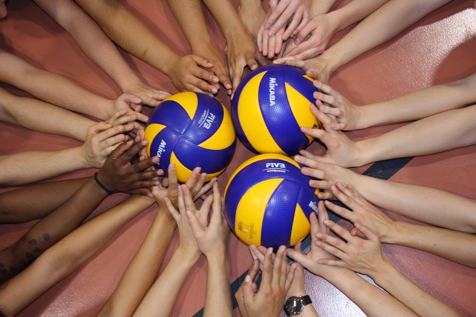 mains qui touchent des ballons de volleyball VBC Cossonay